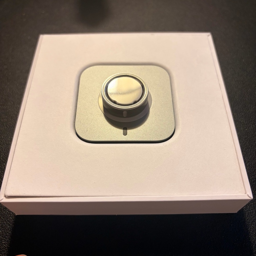 Oura Ring 4 | Brushed Silver | Size 8 - Picture 5 of 6